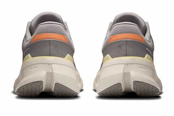 On Cloudrunner 2 (Damen)