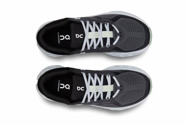 On Cloudrunner 2 (Damen)