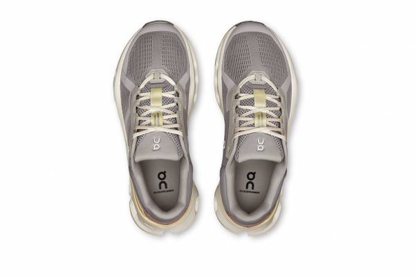 On Cloudrunner 2 (Damen)