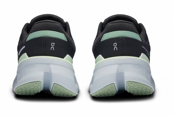 On Cloudrunner 2 (Damen)